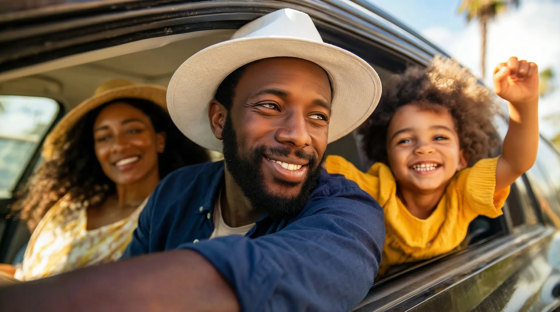 Família feliz dentro de um carro por assinatura Blink